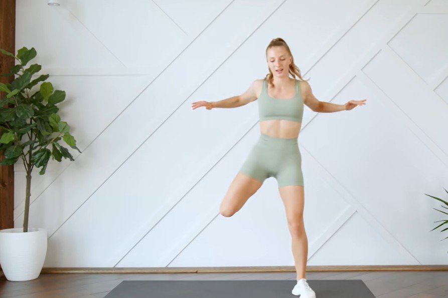 30-Minute Bodyweight Workout for Women (Video)