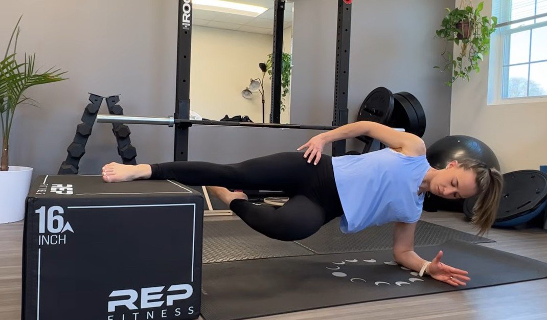Enter the Copenhagen plank. It’s a side-plank variation that’s been popping up all over fitness feeds lately, and for good reason. Physical therapists love it. Athletes swear by it. And the best part? It takes less than a minute and you can do it almost anywhere.